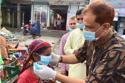 করোনা প্রতিরোধে ধামরাইয়ে মাস্ক বিতরণ