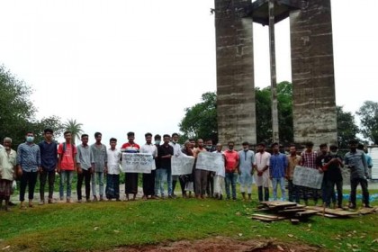 সখীপুরে মুক্তিযুদ্ধের শপথ স্তম্ভের পাশে মুক্তিযোদ্ধাদের মানববন্ধন