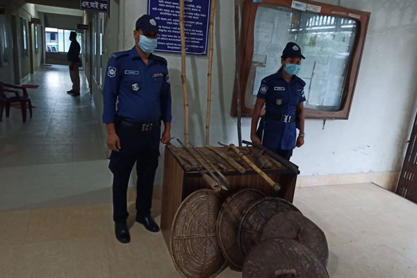 দৌলতপুরে পুলিশের অভিযানে দেশীয় অস্ত্র উদ্ধার