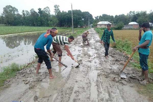 দিনাজপুরের বীরগঞ্জে দেড় কিলোমিটার কর্দমাক্ত রাস্তার বেহাল দশা