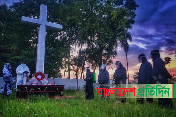 বিশ্বাস ভিন্ন, তবু শেষকৃত্য তাদেরই হাতে