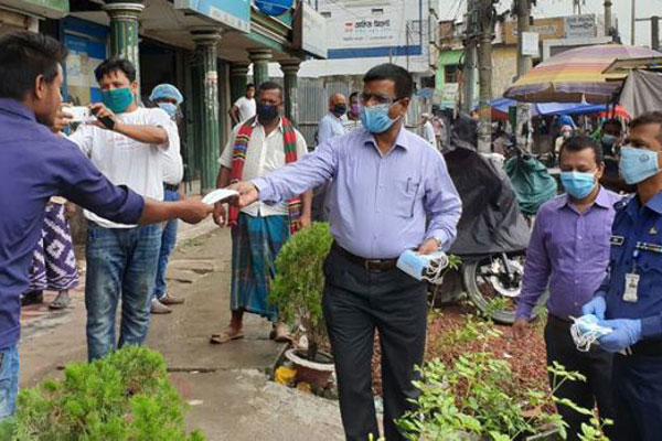 নাটোরে করোনা প্রতিরোধে মাস্ক বিতরণ