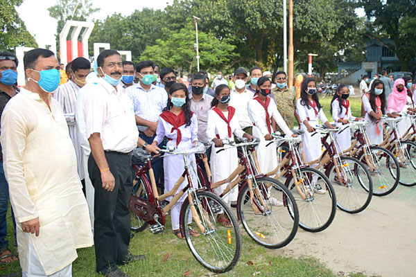 দিনাজপুরে শিক্ষার্থীদের মাঝে বাইসাইকেল বিতরণ