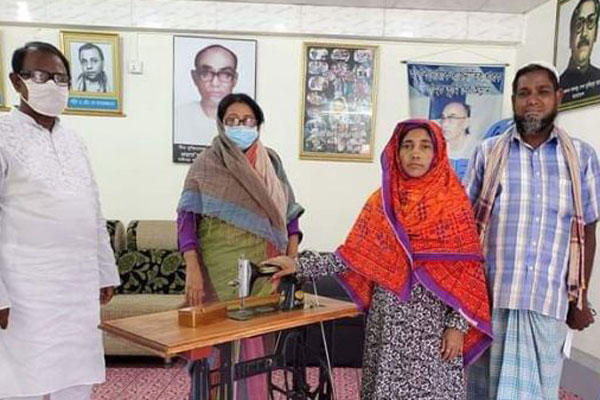 নাটোরে অসহায় সুমনাকে সেলাই মেশিন দিলেন মেয়র