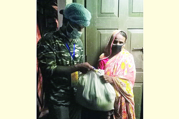 রাতে দিনে এলাকাবাসীর দোরগোড়ায় স্বেচ্ছাসেবীরা