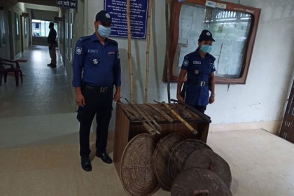 দৌলতপুরে পুলিশের অভিযানে দেশীয় অস্ত্র উদ্ধার