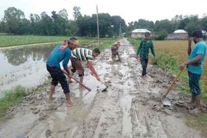 দিনাজপুরের বীরগঞ্জে দেড় কিলোমিটার কর্দমাক্ত রাস্তার বেহাল দশা