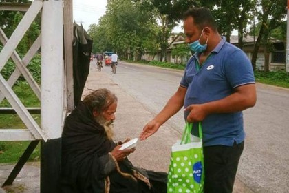 করোনাকালে খুঁজে খুঁজে অসহায় মানুষদের সেবা