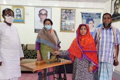 নাটোরে অসহায় সুমনাকে সেলাই মেশিন দিলেন মেয়র