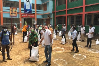 রাজধানীর সেন্ট্রাল রোডে ত্রাণ বিতরণ