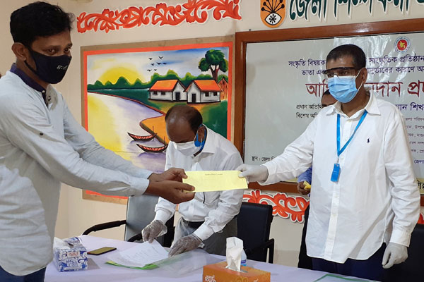 মাগুরায় সাংস্কৃতিক সংগঠনের মাঝে অনুদানের চেক বিতরণ