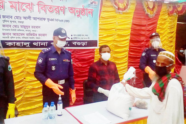 বগুড়ায় জব্দকৃত চাল হতদরিদ্রদের বিতরণ করলো পুলিশ 