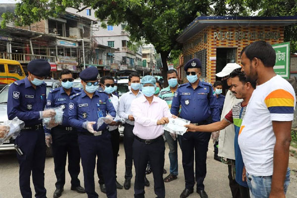 চুয়াডাঙ্গায় পথচারীদের মাঝে মাস্ক বিতরণ