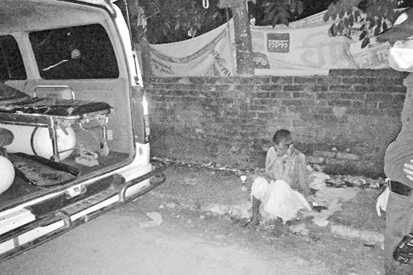 বাবাকে ডাস্টবিনের পাশে ফেলে যায় সন্তানরা

