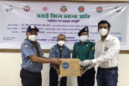 সম্মুখযোদ্ধাদের সুরক্ষায় হাইজিন পণ্য বিতরণ