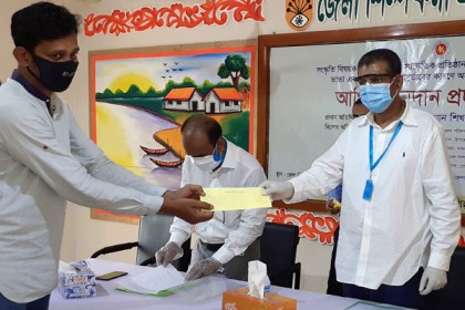 মাগুরায় সাংস্কৃতিক সংগঠনের মাঝে অনুদানের চেক বিতরণ