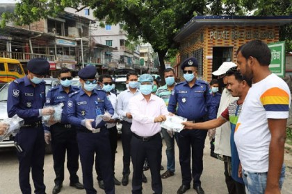 চুয়াডাঙ্গায় পথচারীদের মাঝে মাস্ক বিতরণ