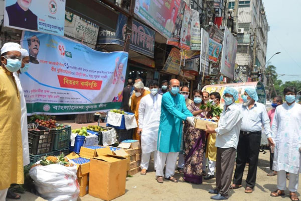 
আ’ লীগের প্রতিষ্ঠাবাষির্কীতে মুক্তিযোদ্ধাদের মাঝে মৌসুমি ফল বিতরণ