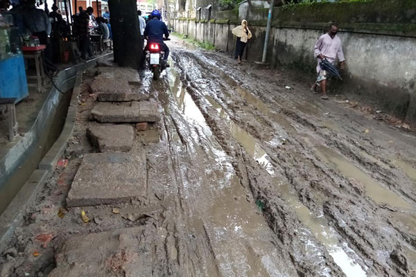 ঠাকুরগাঁও সদর থানায় যাতায়াতের রাস্তা বেহাল