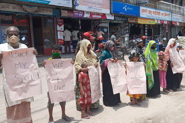 বৈধভাবে ভারতে গিয়ে থানায় বন্দী ২৬ বাংলাদেশীর  স্বজনদের কুড়িগ্রামে মানববন্ধন