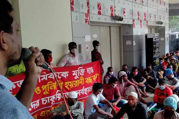 বেতনের দাবিতে প্যারাডাইস ক্যাবল শ্রমিকদের লাগাতার অবস্থান