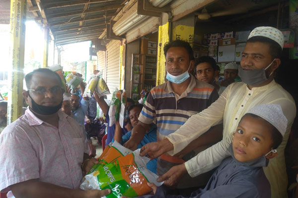 হালুয়াঘাটে ৩ শতাধিক কৃষকের মাঝে বিনামূল্যে ধানের বীজ বিতরণ