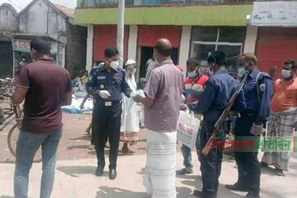 করোনা প্রতিরোধে পুলিশের মাস্ক বিতরণ অব্যাহত