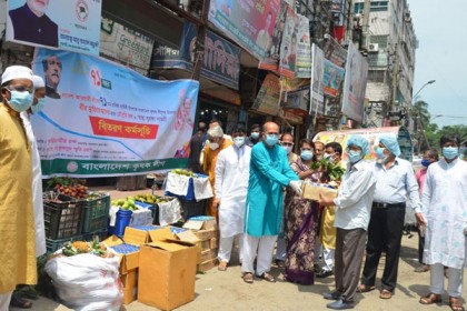 
আ’ লীগের প্রতিষ্ঠাবাষির্কীতে মুক্তিযোদ্ধাদের মাঝে মৌসুমি ফল বিতরণ