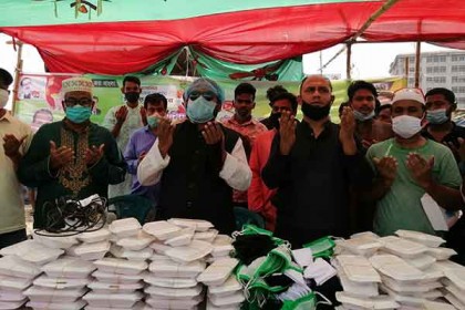 আওয়ামী লীগের প্রতিষ্ঠাবার্ষিকীতে সোনারগাঁওয়ে রান্না করা খাবার বিতরণ  