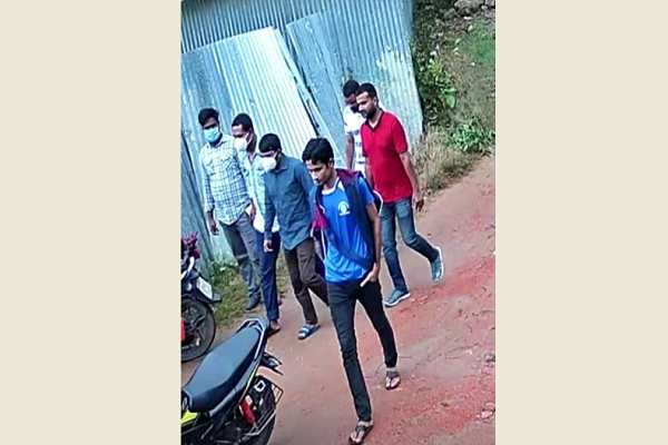চবিতে নির্মাণকাজ বন্ধ রেখে সাবেক ছাত্রলীগ নেতাদের চাঁদা দাবি