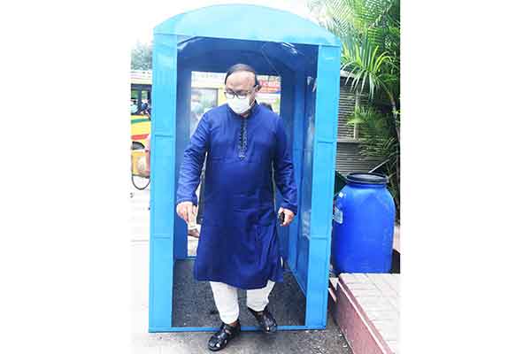 রাসিকের নগর ভবনের প্রধান ফটকে স্বয়ংক্রিয় জীবাণুনাশক টানেল