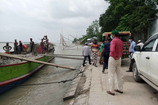 বেড়ায় অবৈধ বালু বহনের দায়ে জরিমানা