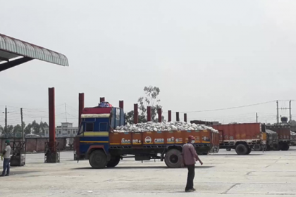 বাংলাবান্ধা স্থলবন্দর দিয়ে রপ্তানি শুরু 


