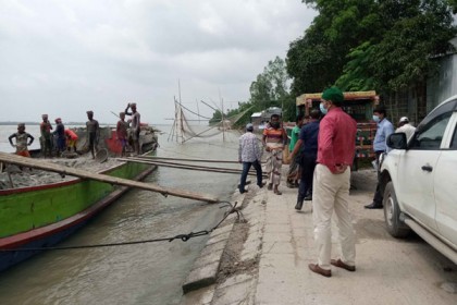 বেড়ায় অবৈধ বালু বহনের দায়ে জরিমানা