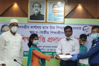 নাটোরে ক্ষুদ্র নৃ-গোষ্ঠীর ৩১ শিক্ষার্থীকে বৃত্তি প্রদান

