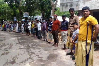 
বড়াইগ্রামে গ্রাম্য সালিশে অস্ত্র প্রদর্শন ও হত্যার হুমকির প্রতিবাদে মানববন্ধন