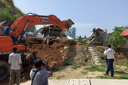 চট্টগ্রামে ঝুঁকিপূর্ণ পাহাড় থেকে ৩৫০ স্থাপনা উচ্ছেদ

