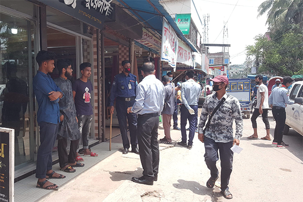 শরীয়তপুরে মাস্ক পরিধান না করায় ১৯ জনকে অর্থদণ্ড