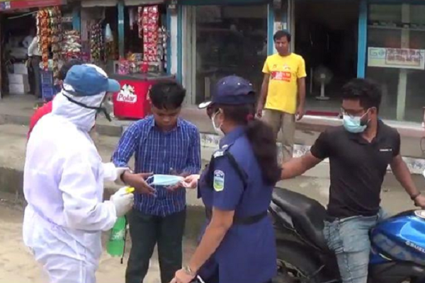 করোনা সংক্রমণ বাড়তে থাকায় নেত্রকোনায় মাস্ক বিতরণ