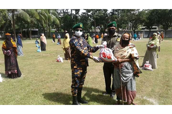 মাদারীপুরে অসহায়-কর্মহীন পরিবারের মাঝে খাদ্য সামগ্রী বিতরণ