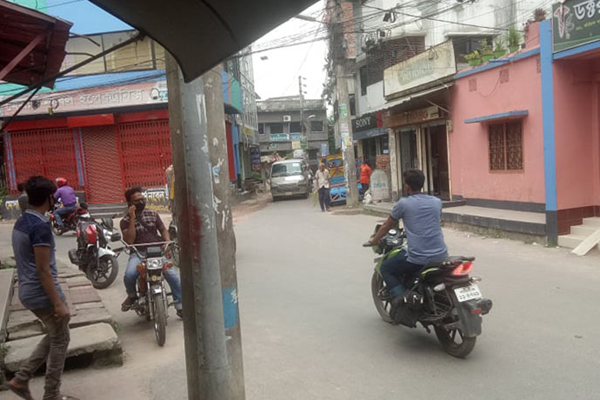 চাঁপাইনবাবগঞ্জে সামাজিক দূরত্ব মানছে না 


