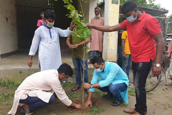 পীরগঞ্জে ছাত্রলীগের বৃক্ষরোপণ ও চারা বিতরণ