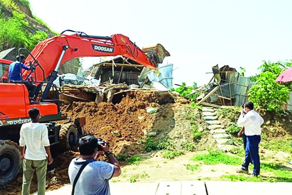 চট্টগ্রামে ঝুঁকিপূর্ণ পাহাড় থেকে ৩৫০ স্থাপনা উচ্ছেদ, ১০ জনকে জেল 