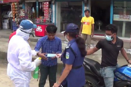 করোনা সংক্রমণ বাড়তে থাকায় নেত্রকোনায় মাস্ক বিতরণ