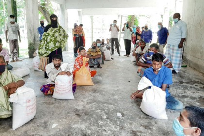 পাথরঘাটায় প্রতিবন্দিদের মাঝে খাদ্য সহায়তা