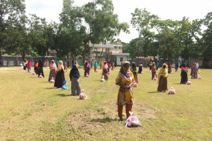 মাদারীপুরে অসহায় ও কর্মহীন পরিবারের মাঝে খাদ্য সামগ্রী বিতরণ