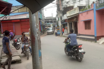 চাঁপাইনবাবগঞ্জে সামাজিক দূরত্ব মানছে না 


