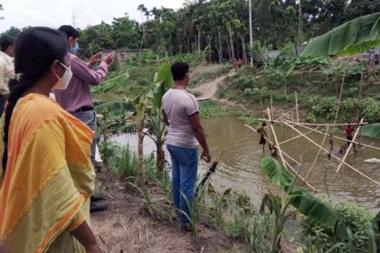 মাগুরায় খাল থেকে অবৈধ আড়বাঁধ অপসারণ 