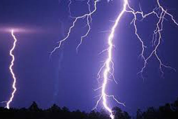 দিনাজপুরে বজ্রপাতে আহত ৩ 