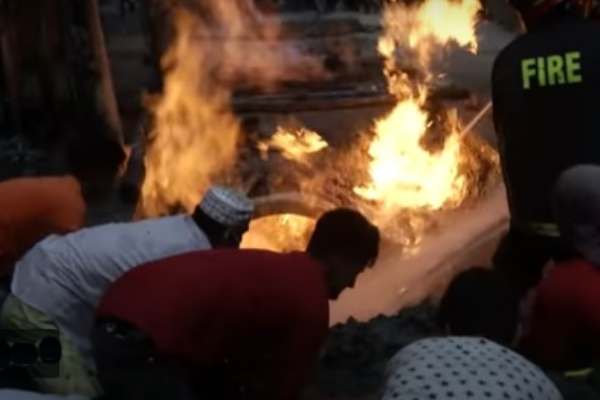 ওয়াসার লাইন সংস্কারের সময় শেওড়াপাড়ায় গ্যাসের লাইনে আগুন